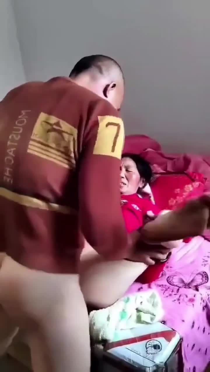 老头是真的猛，把大妈操喷了一次又一次。老夫妻自拍（1）
